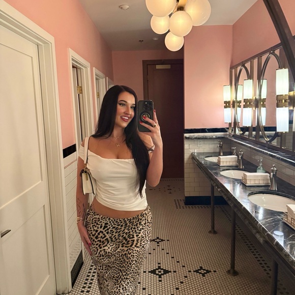 Meet your Posher, Haley - Picture 4 of 6